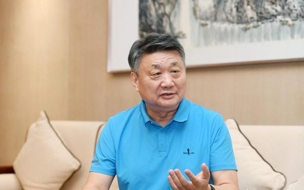 为何在AI时代怀念那片小黑板？“网红校长”唐江澎新书面世
