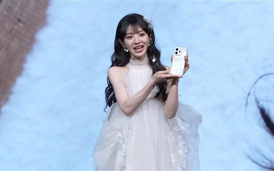 田曦薇驚喜亮相vivo S50發布會：一襲白裙美翻了