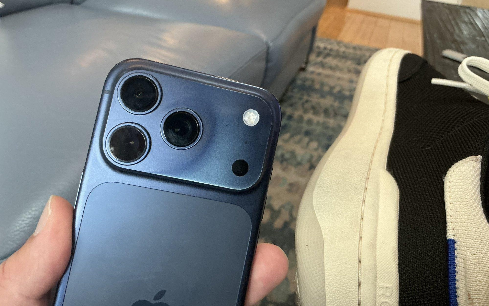 部分苹果 iPhone 17 Pro/Max 用户反馈机身褪色