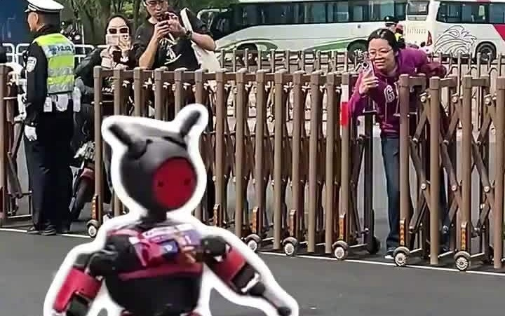 带奶瓶参赛：北京人形机器人半马惊现“小短腿机器人”