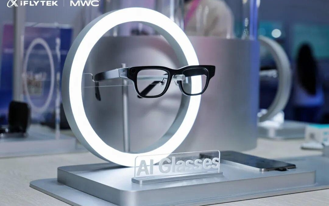 科大讯飞AI眼镜亮相：支持多模态同传翻译，仅重40克