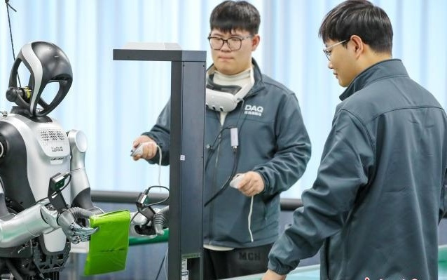 青岛市人形机器人数据采集训练场“开课”忙