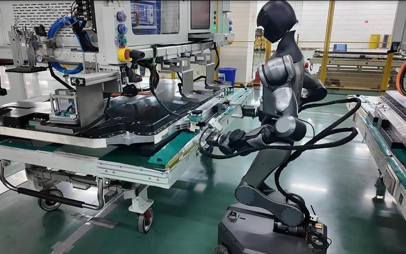 “小墨”具身智能機器人在寧德時代工廠上線