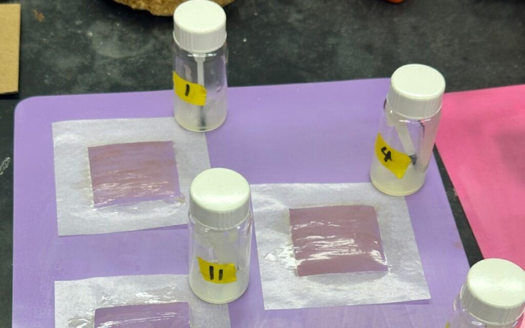 透明、无毒：新型导电指甲油问世，长指甲也能玩转触摸屏