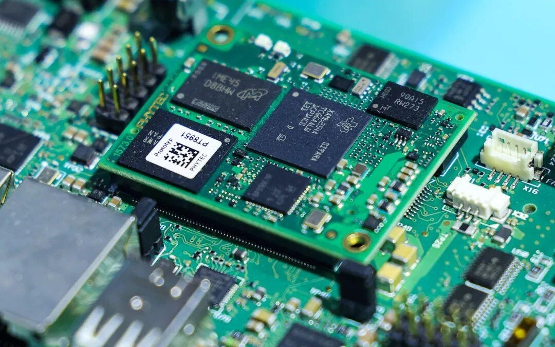 政府工作报告提芯片自研新突破