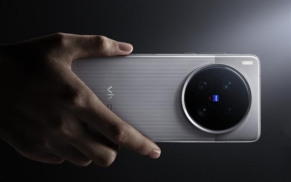蓝厂最强旗舰来了！vivo X300 Ultra官宣：全大底三主摄加持 影像灭霸