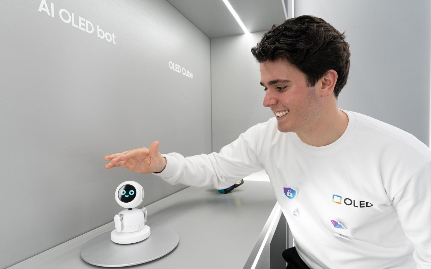 三星显示MWC进行高尔夫推杆、篮球投篮测试，展示折叠屏耐用性