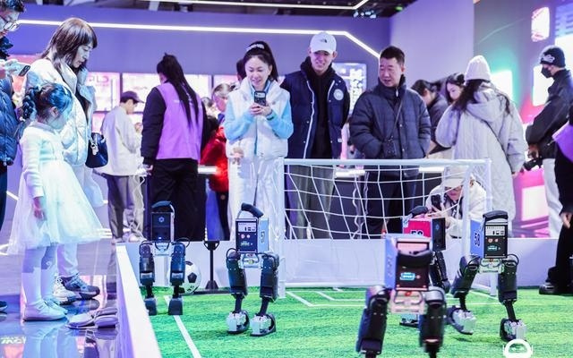 和机器人一起领奖、跳舞、下棋，你见过这样的“未来世界”吗？