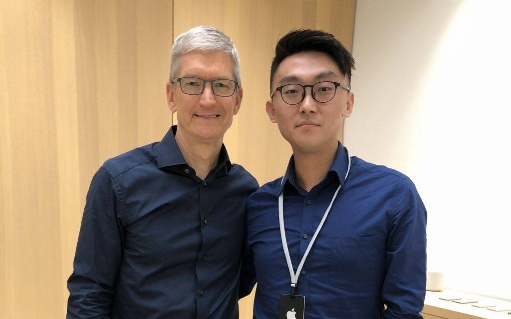在苹果新 CEO 上任前，我们和他聊了聊 AI 与 iPhone