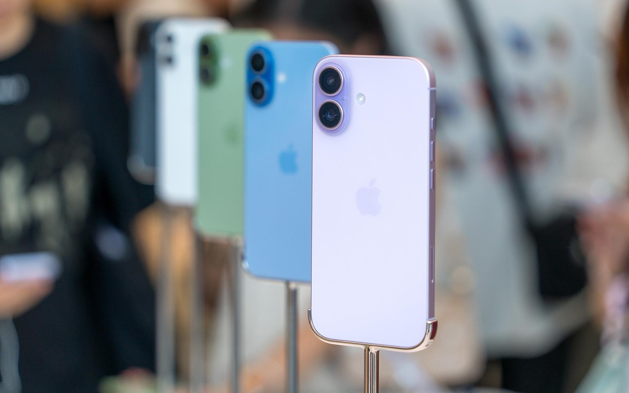苹果删除Apple智能接入阿里千问页面;苹果或近期上调 iPhone17 价格;5 年后 AI 网络流量是人类 1000 倍
