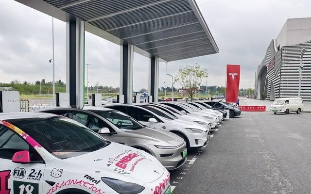 55座!特斯拉国内最大规模高速服务区超级充电站正式启用,其他品牌车型也能充|快讯