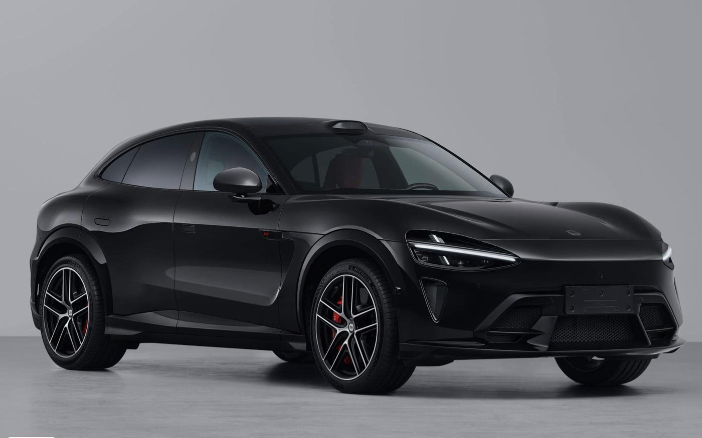 小米YU7 GT「车厘子红」实车上路，新车已官宣5月底正式发布