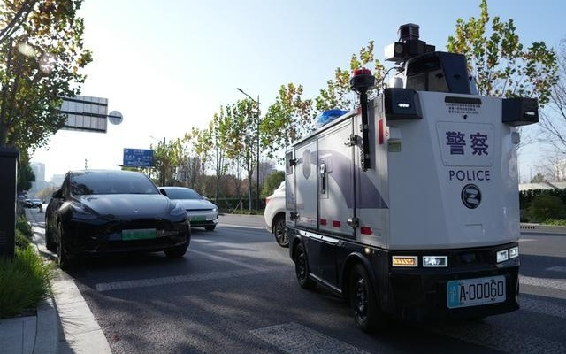 上海无人驾驶“警车”试点自动抓拍违停