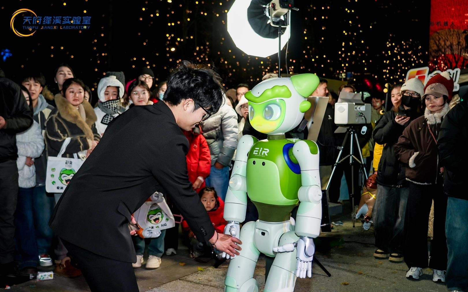 春节期间机器人开启全国“打零工模式”！成都租赁市场“日薪”最高上万元