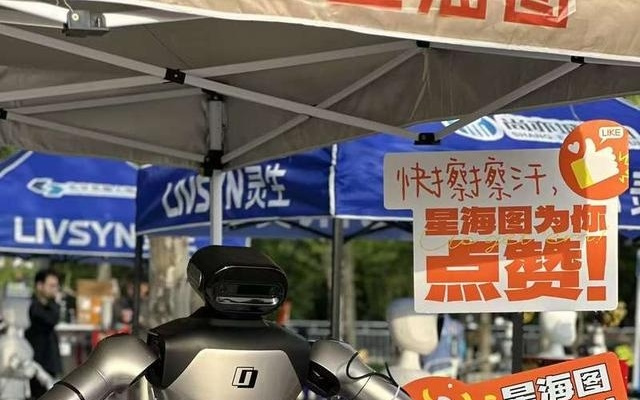 给选手递水、递毛巾，人形机器人变身“补给员”