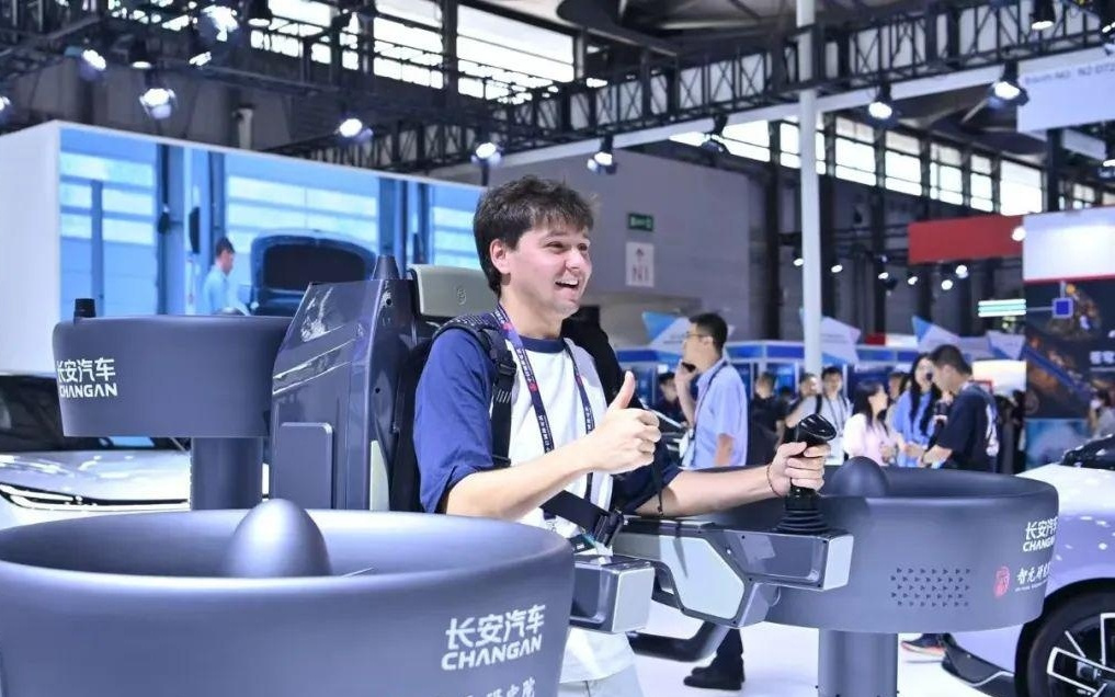 人背着无人机飞：全球首款三涵道穿戴式载人飞行器国内亮相