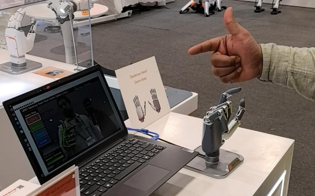 观察｜“AI含量”最高的一届CES，今年有哪些新的趋势？