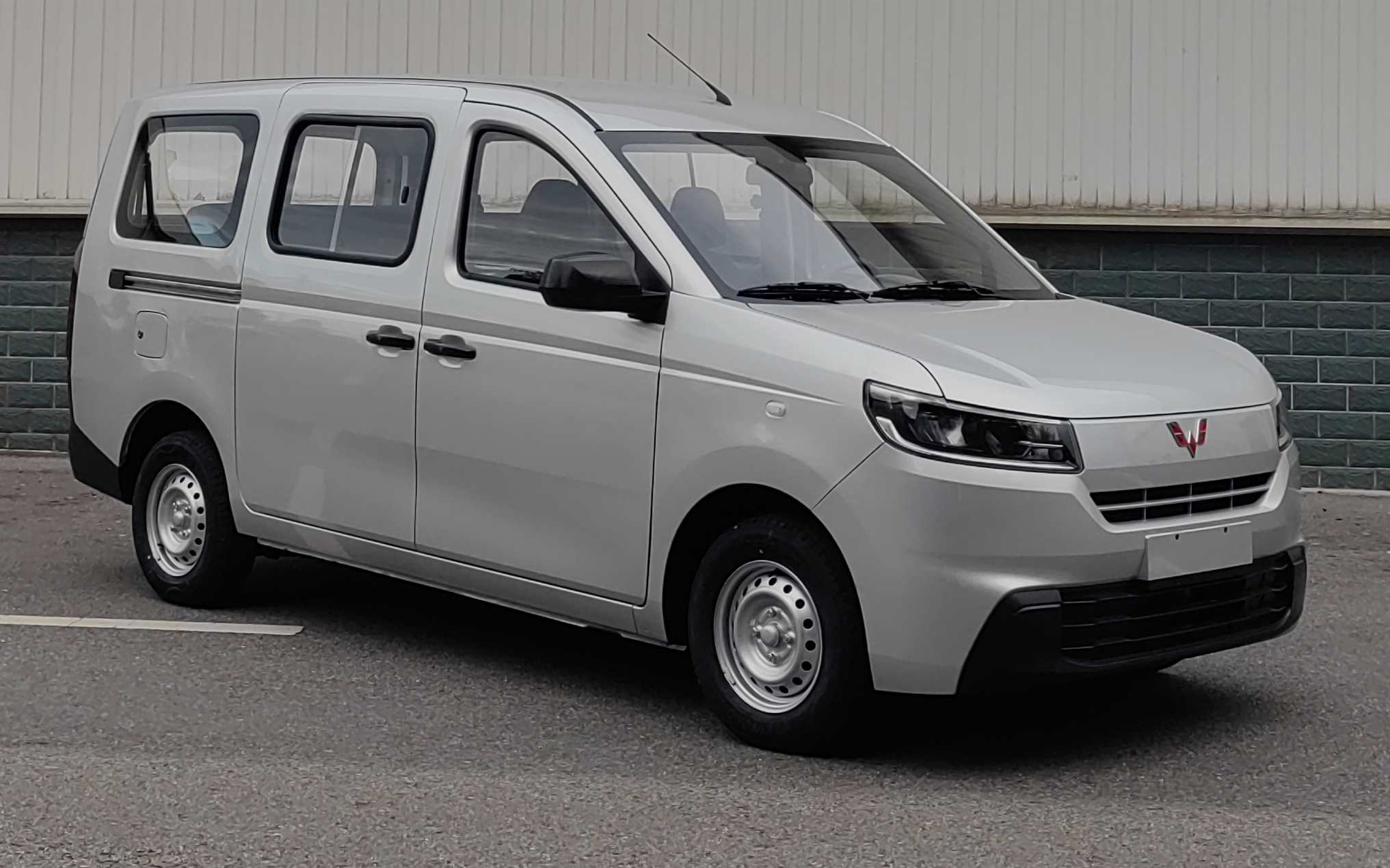 全新五菱荣光汽车现身工信部：纯电/燃油双动力选择，4.5米车长