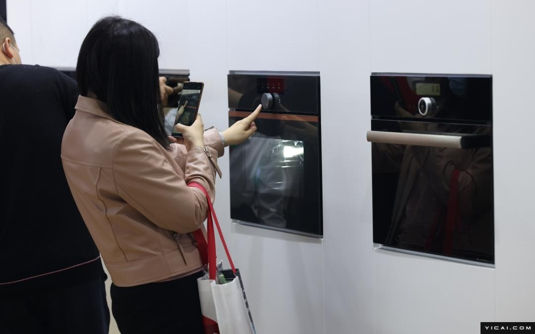 中国工厂轰鸣,把AI灌入一切硬件 | 海斌访谈