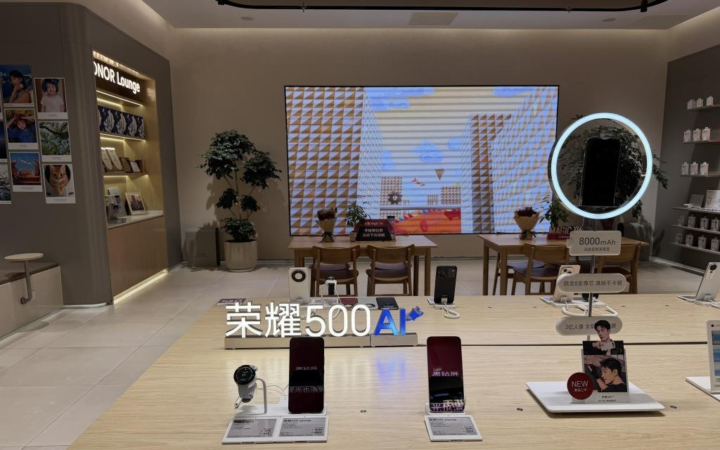 实探涨价后手机市场:价格敏感型消费者犹豫,店员建议“早点入手”