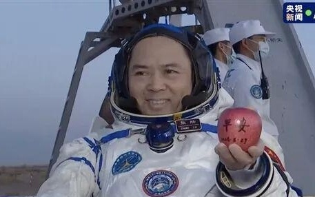英伟达微软联合预热新处理器，车主诉特斯拉FSD案国内开庭，MiniMax启动A股IPO进程，神舟二十一号乘组凯旋，这就是今天的其他大新闻！