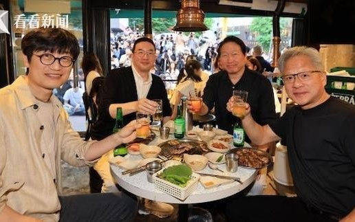 黄仁勋在首尔与韩商界巨头吃烤肉 LG会长负责烤