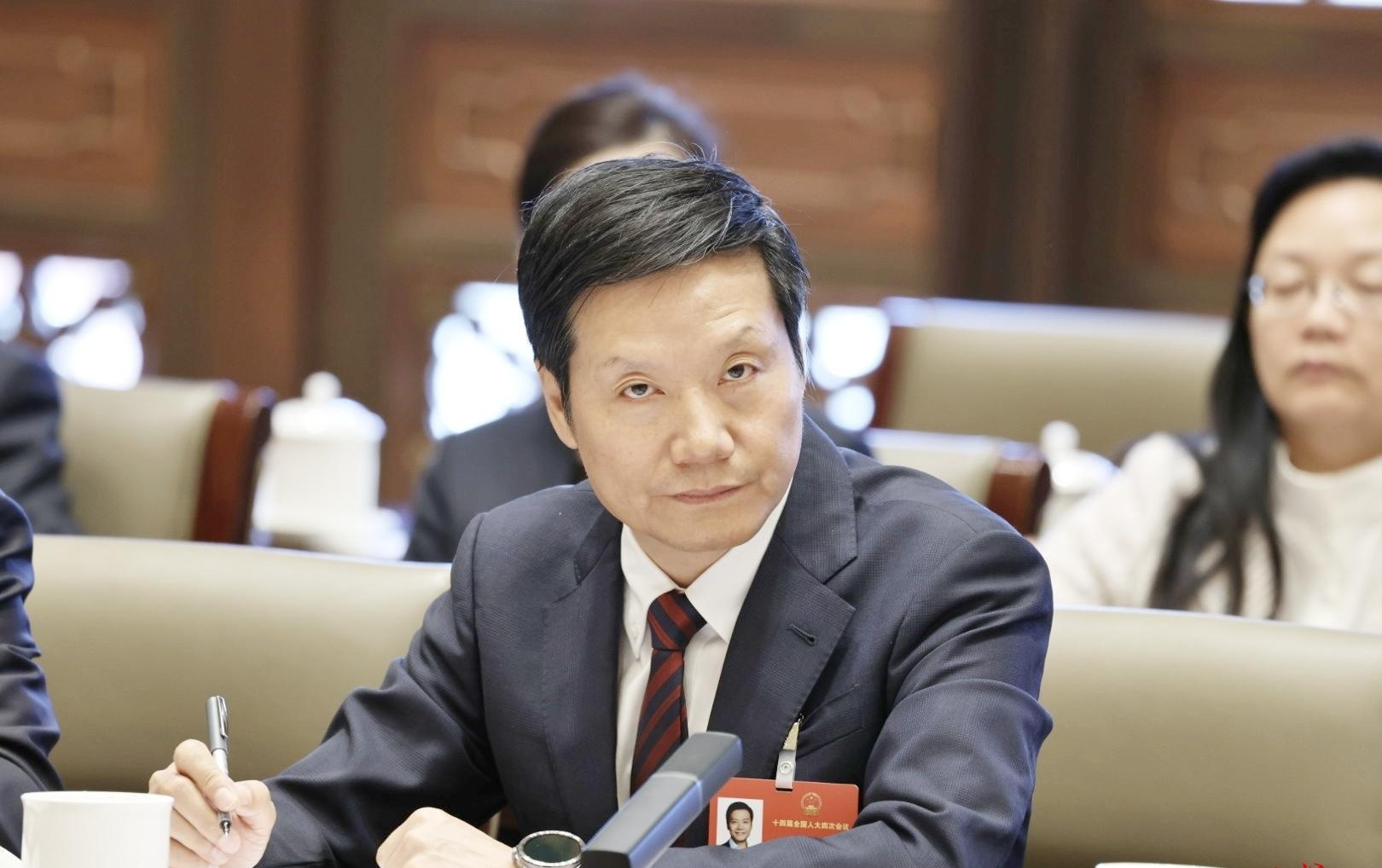 全国人大代表雷军：未来几年会有更多人形机器人进厂干活