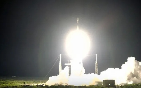 SpaceX 成功发射神秘卫星至地球静止转移轨道
