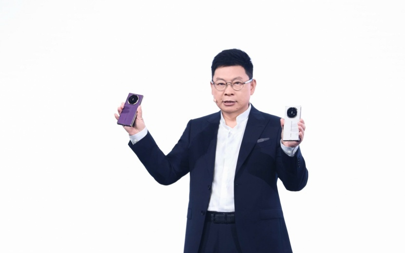 华为三折叠屏手机上新：搭载麒麟9020芯片，起售价降至17999元