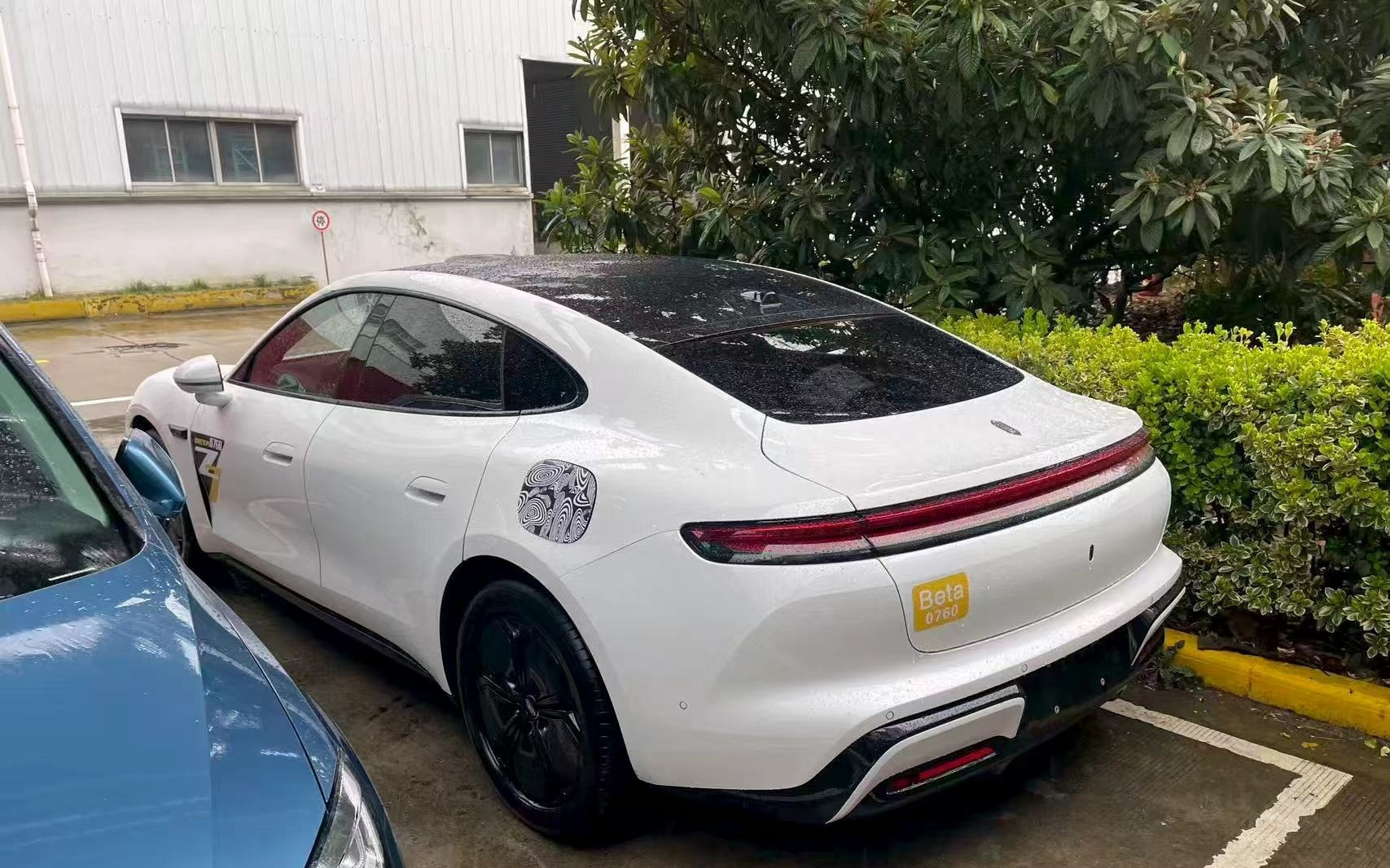 鸿蒙智行尚界Z7轿跑白色实车曝光,新车3月23日开启预订