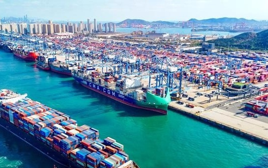 山东青岛：“双十一”跨境电商货轮出海忙