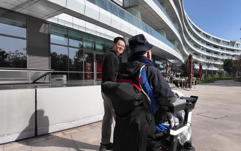 高位截瘫还能“再就业”？轻松“脑控”让他重掌生活方向舵