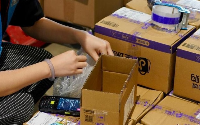 正值中国“618”购物节 浙江义乌综合保税区忙中有序