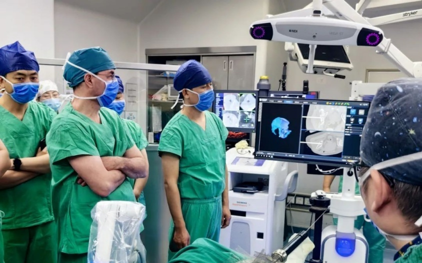 全国首家具身智能产业园探访：机器人如何像人一样动？做手术如何复制专家经验？