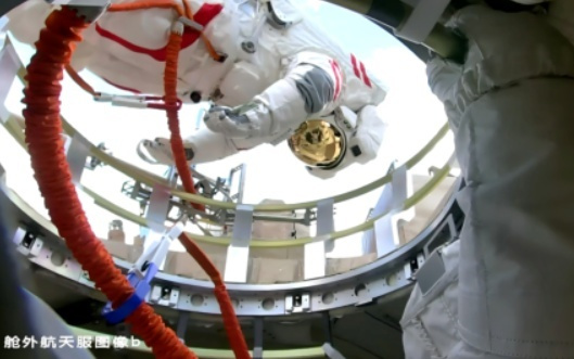 神舟二十一号航天员乘组圆满完成第一次出舱活动