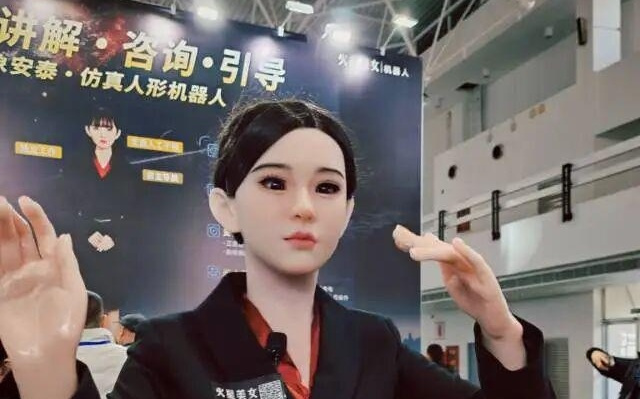 以恐怖片的方式打开机器人展