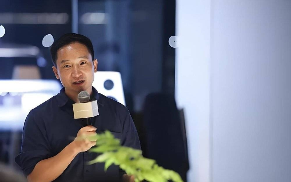 那个帮小鹏敲钟的人，回去给大众“续命”了