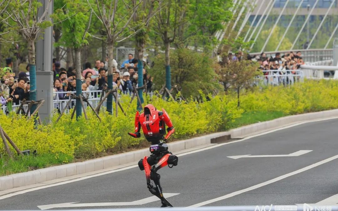 “闪电”夺冠！超越人类纪录