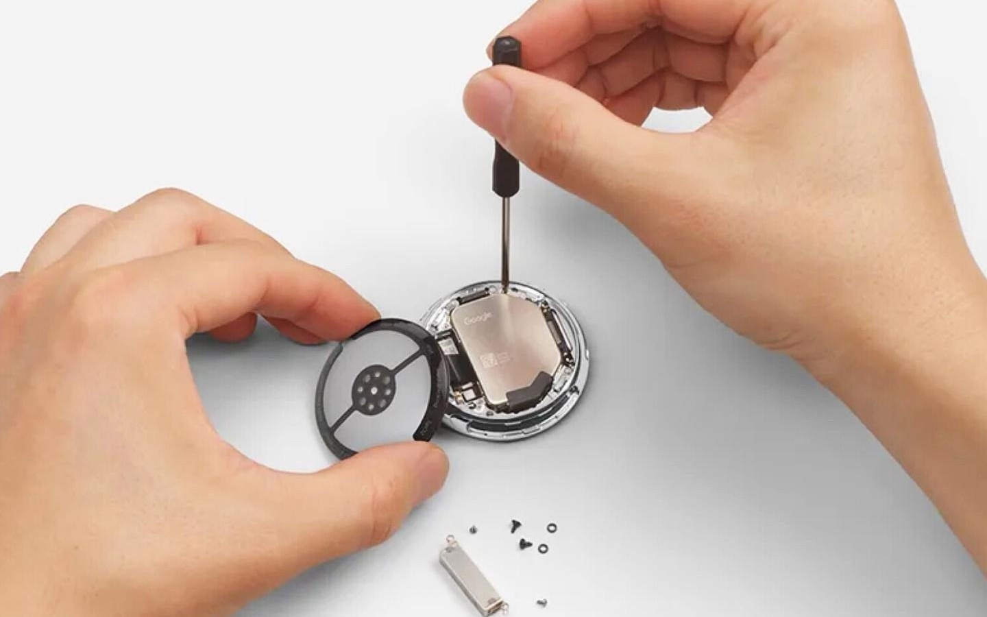 谷歌 Pixel Watch 4 智能手表拆解：统一 T2 螺丝，13 分钟换屏