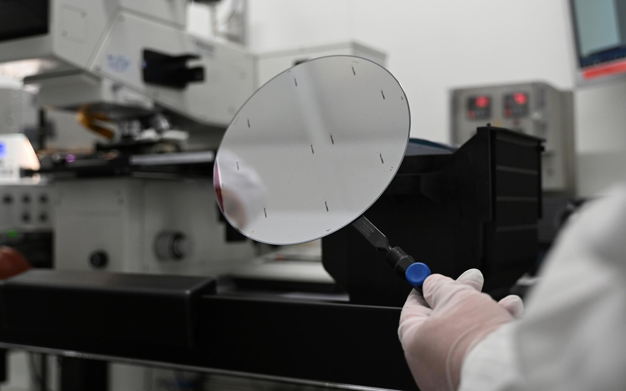 荷蘭不給晶圓，聞泰有新招