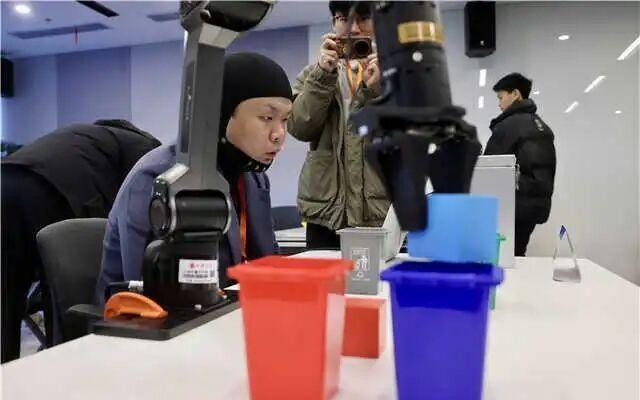 一邊是“秀場”,一邊是“競技場”,腦機接口大會展現“現在與未來”