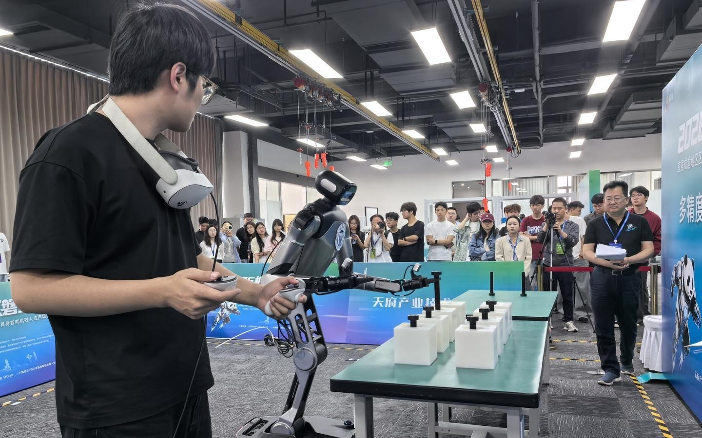 全国30支团队参赛！这场“机器人比武”在四川绵阳开赛，设火情侦察、居家服务等6个赛项