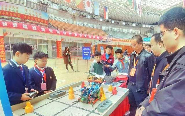 智能搬运堆叠机器人闪耀科创展 淮东硬核实力领跑中原