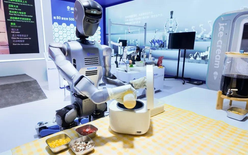 越疆具身智能人形机器人DOBOT Atom Ⅱ亮相，做煲仔饭、倒柠檬茶