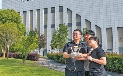 “既要啃技术硬骨头，也要做成果推广员”（工匠绝活）