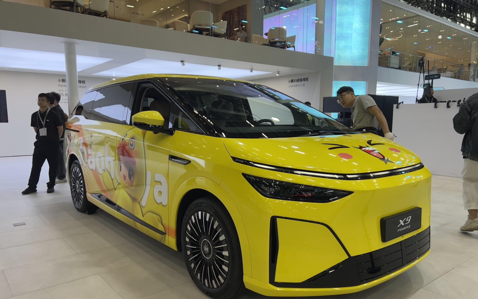 小米送车模、古天乐玩谐音梗：广州车展开幕，花样营销藏着大趋势