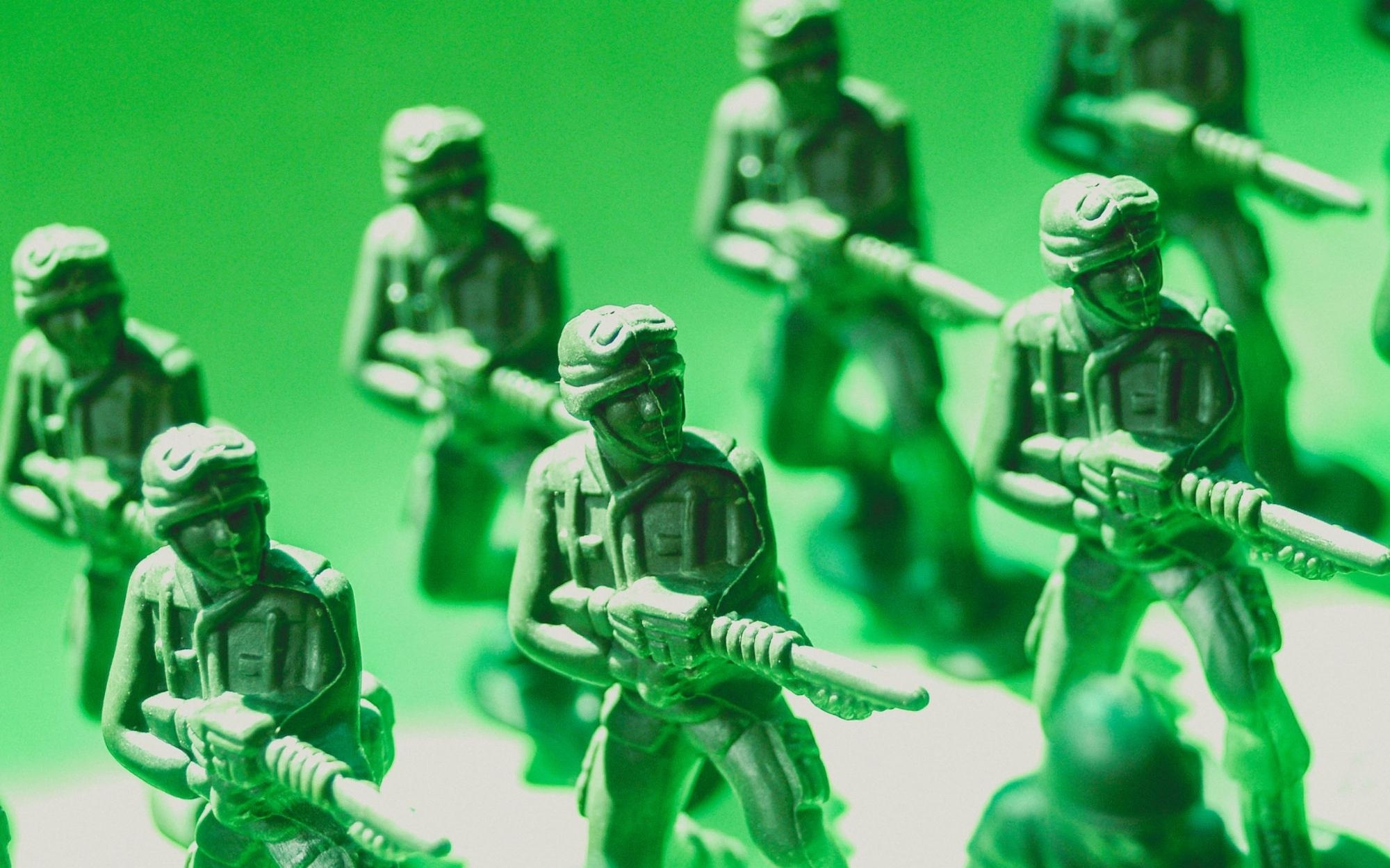 微信“铁腕”挥向自家兄弟，巨头AI春节激战：撒钱容易，“交心”难