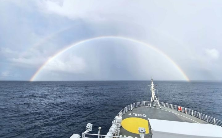 “深海一号”携“蛟龙”号在西太平洋迎春拜年