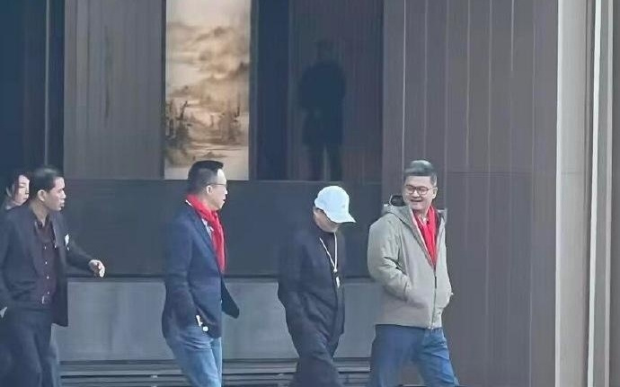 马云现身蚂蚁园区