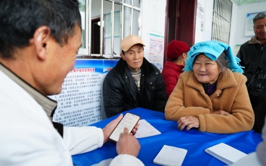 蚂蚁跃出春节AI战场